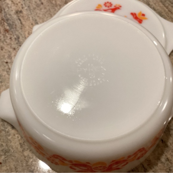 Pyrex 2.5 qt casserole in Friendship pattern - Picture 5 of 6